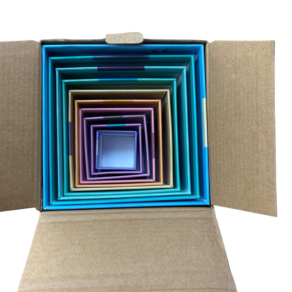 Kartonnen stapeltoren