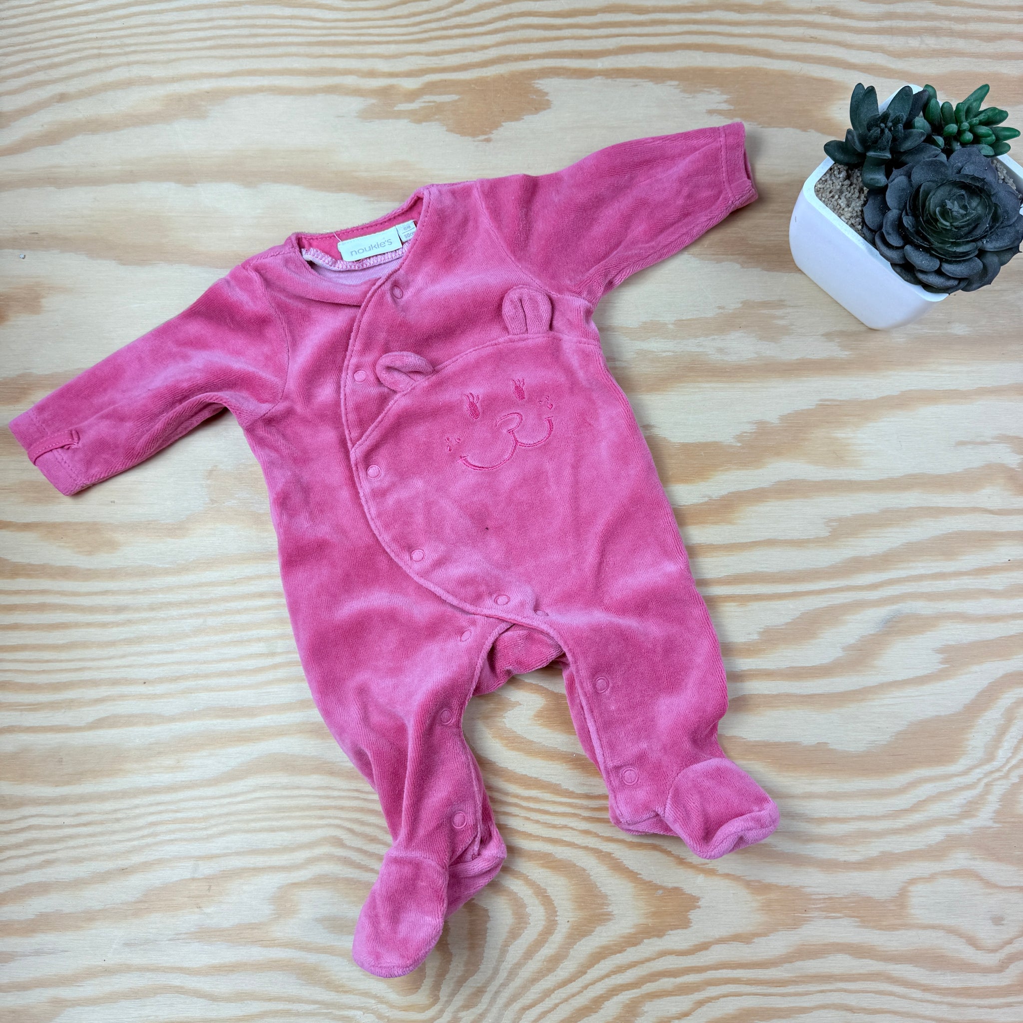 Noukie's warme donker roze pyjama met beer, maat 50
