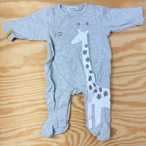 Noukies: grijze pyjama met giraf, maat 50