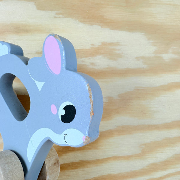 houten konijn op wielen