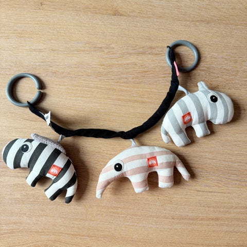 Done by deer: wagenspannen- speeltje maxicosi/buggy dieren