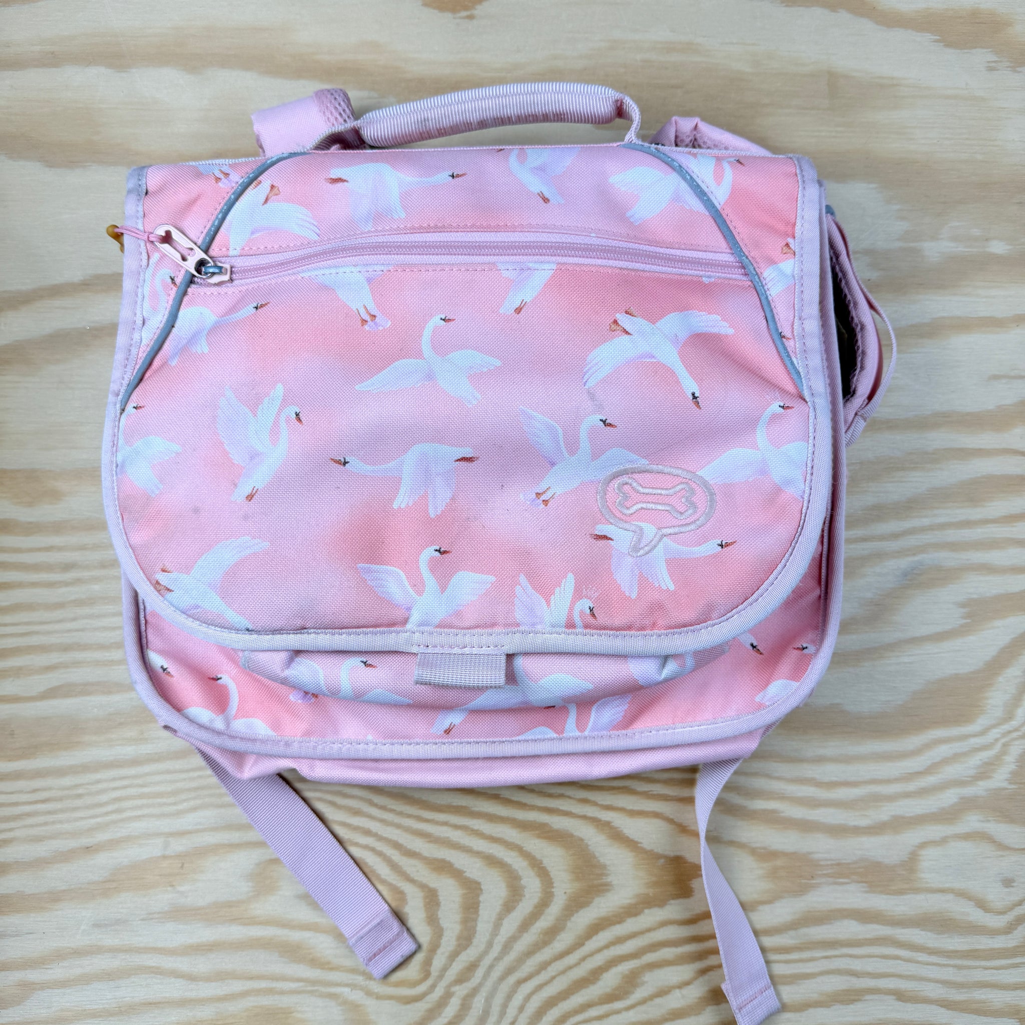 Stones and bones: schooltasje zwanen