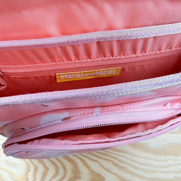 Stones and bones: schooltasje zwanen