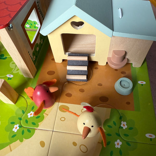 houten boerderij met uitbreiding van kippenhok,konijnenkot en hondenhok