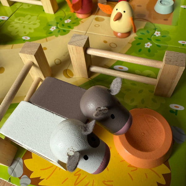 houten boerderij met uitbreiding van kippenhok,konijnenkot en hondenhok