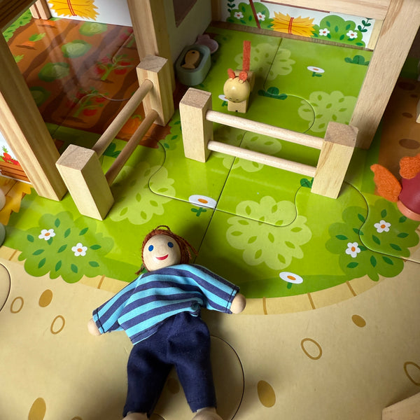 houten boerderij met uitbreiding van kippenhok,konijnenkot en hondenhok