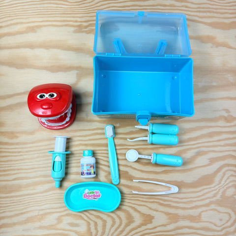 tandartskoffer met verschillende accessoires