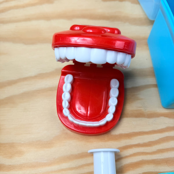 tandartskoffer met verschillende accessoires