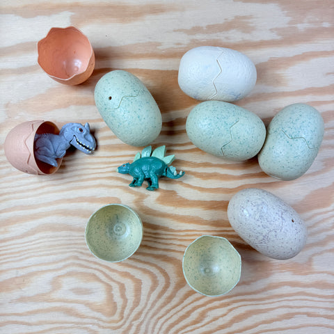 dino eieren met dino's in