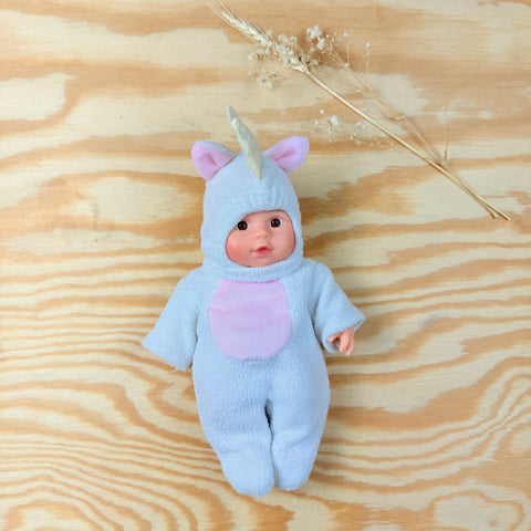 schattig klein popje in unicorn pakje