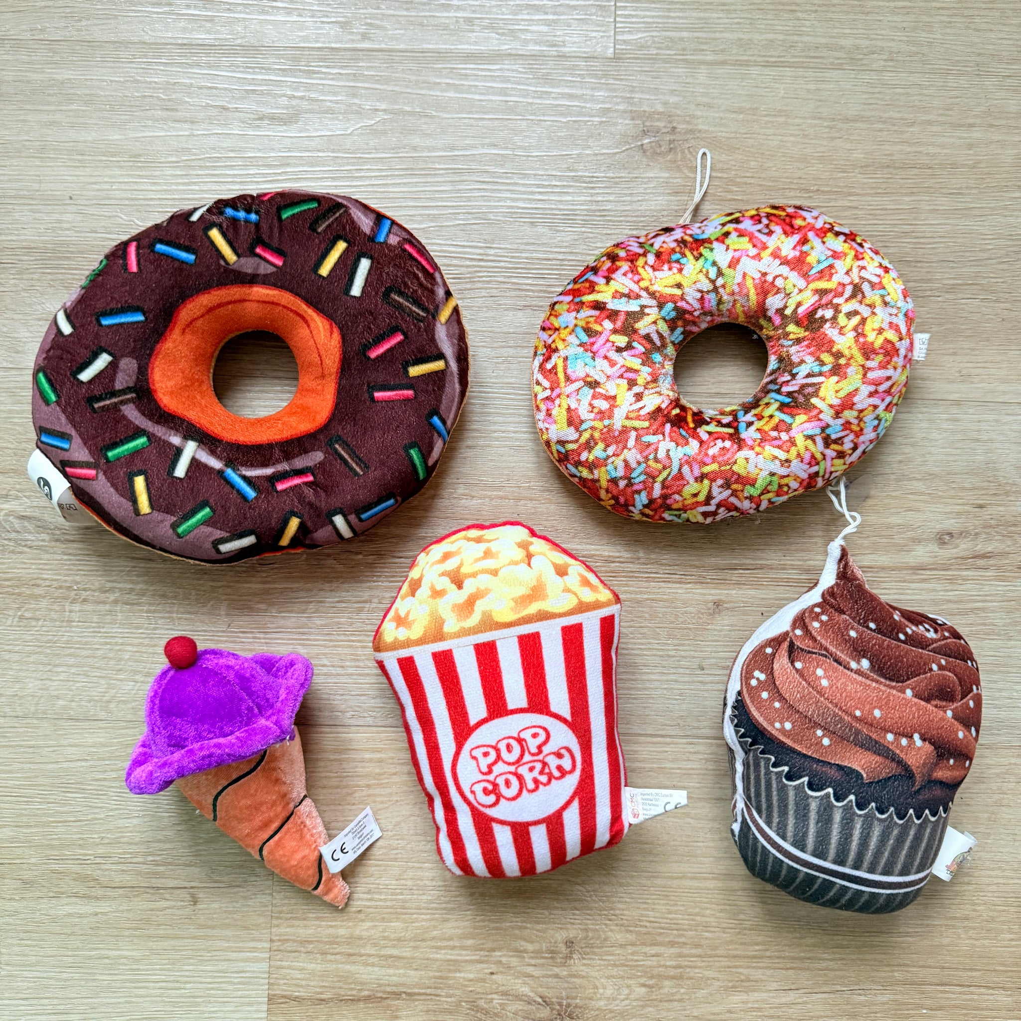 5 knuffels eten: donuts, ijs, popcorn, cupcake