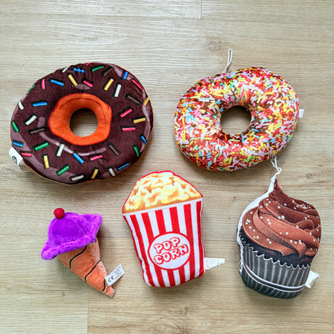 5 knuffels eten: donuts, ijs, popcorn, cupcake