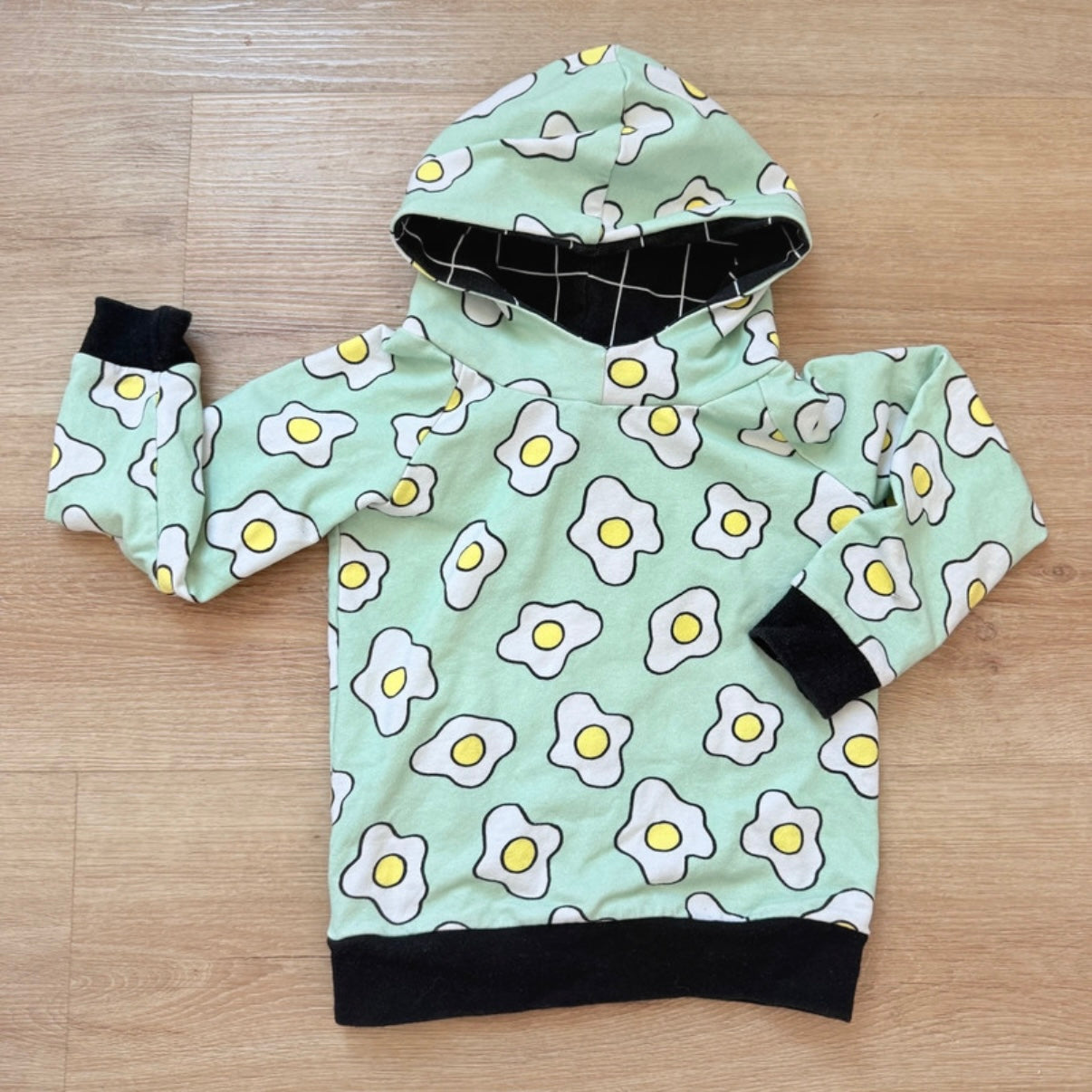 Eva Mouton: trui met kap eitjes, maat 104