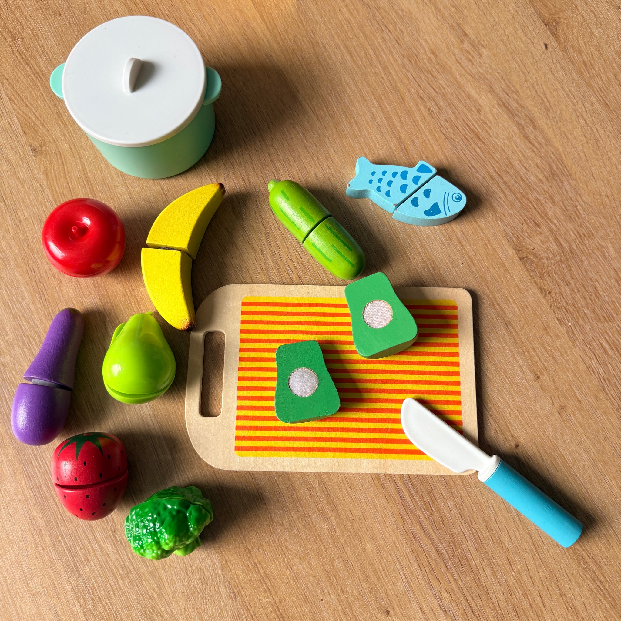 houten groentjes en fruit om te snijden