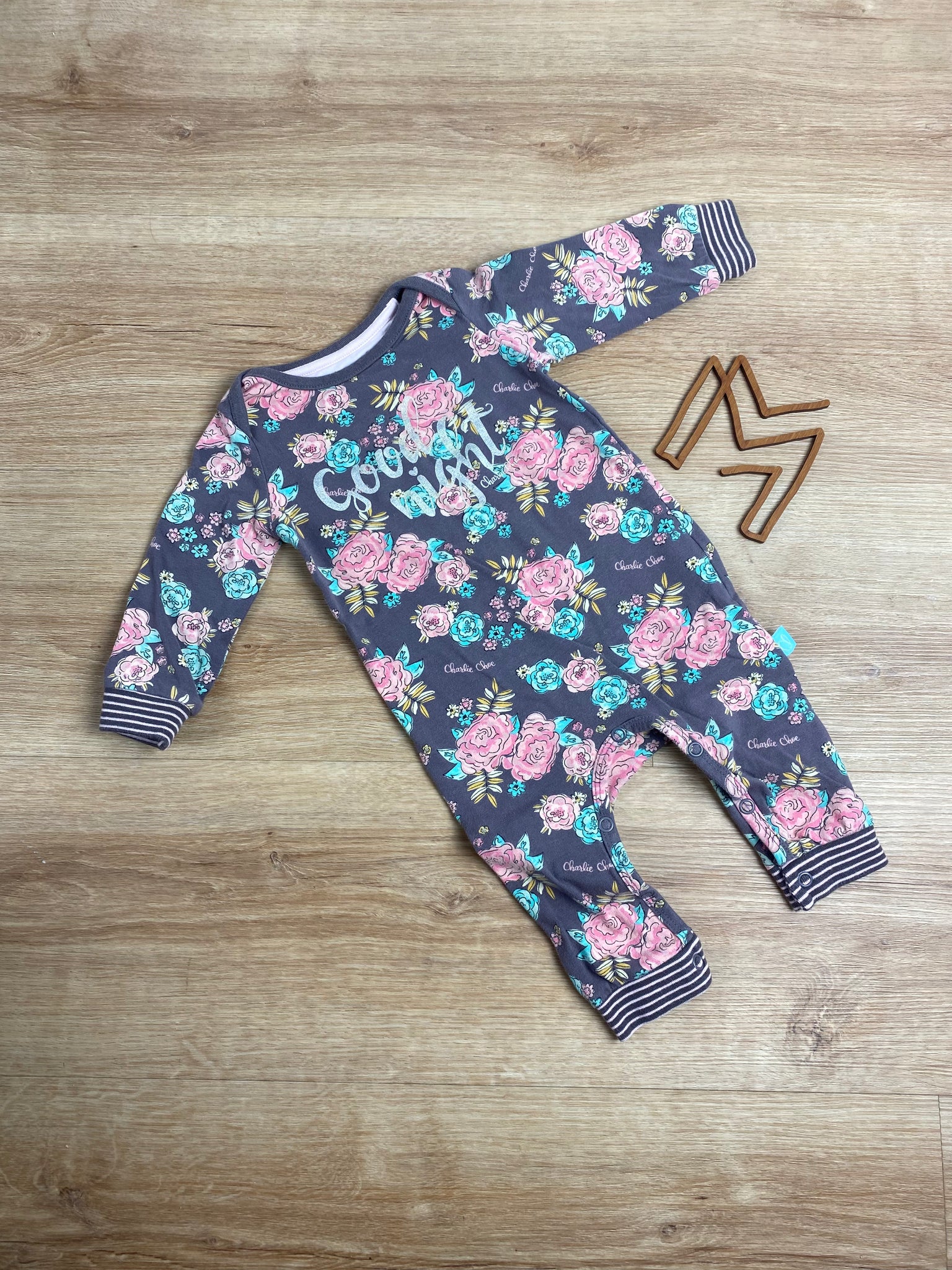 kruippakje Charlie Choe met bloemen