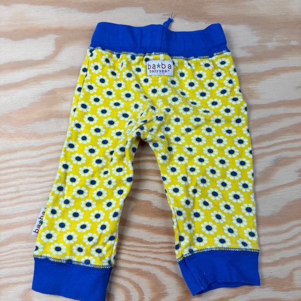 geel gebloemd broekje Ba*BA maat 74