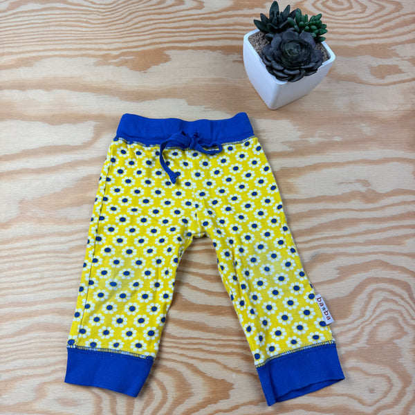 geel gebloemd broekje Ba*BA maat 74