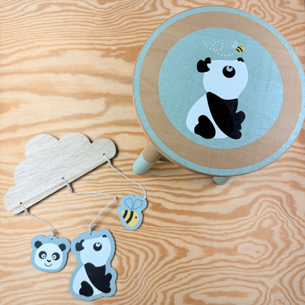 kinderkamerdecoratie panda: houten stoeltje en hanger