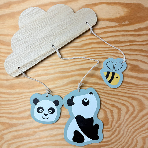kinderkamerdecoratie panda: houten stoeltje en hanger