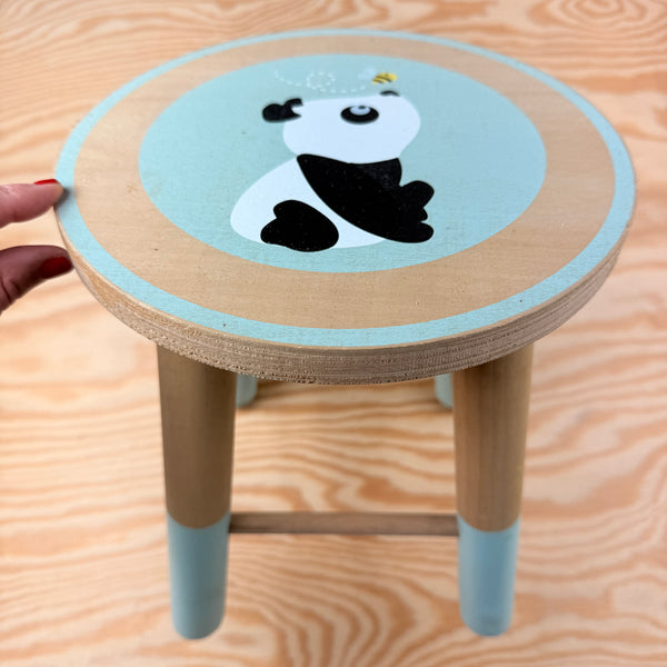 kinderkamerdecoratie panda: houten stoeltje en hanger