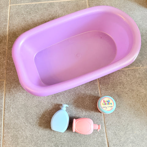 badje met verzorgingsproducten pop