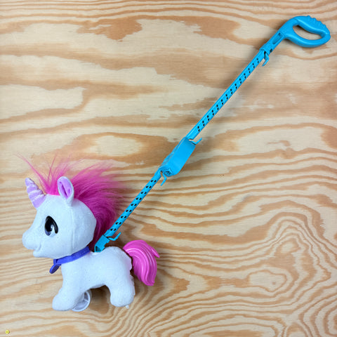 unicorn knuffel op stok om mee te wandelen