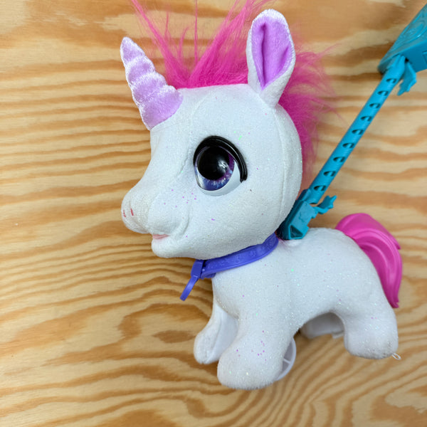 unicorn knuffel op stok om mee te wandelen