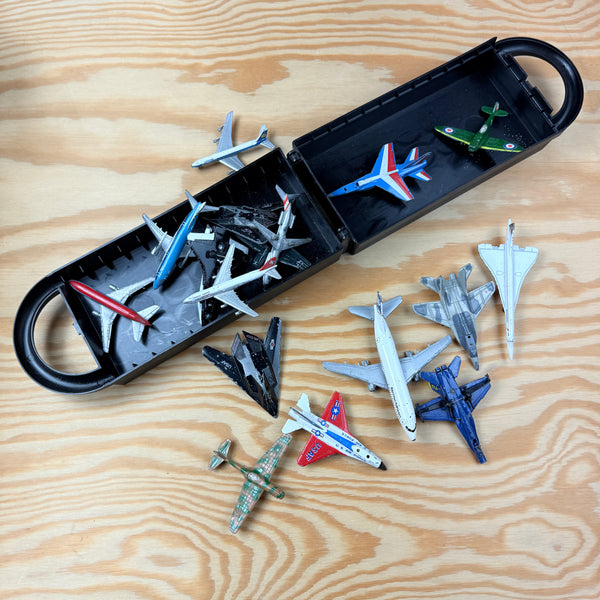 doos vol metalen vliegtuigjes