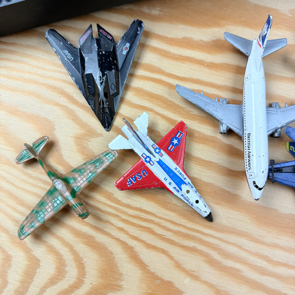 doos vol metalen vliegtuigjes