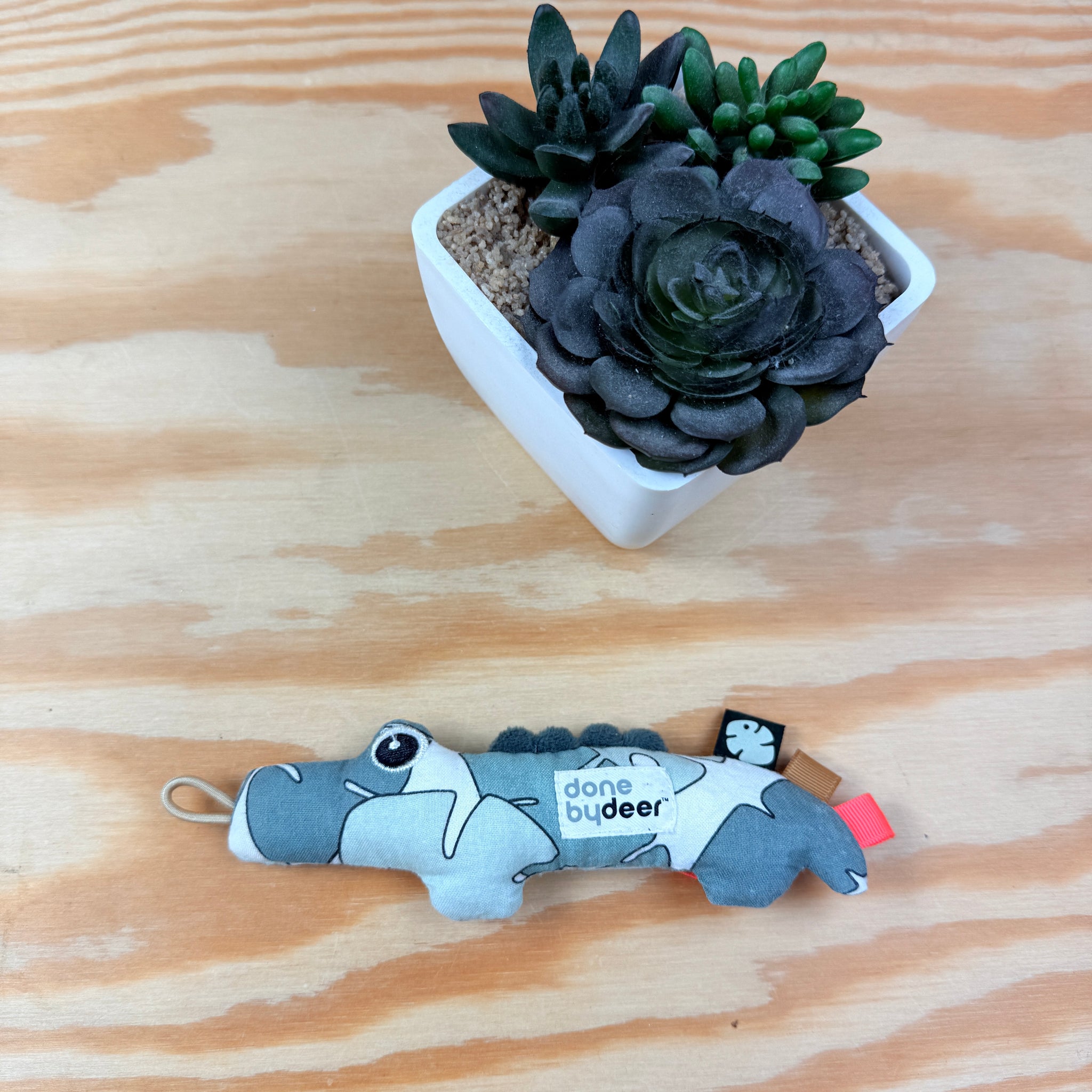 Done by deer: fopspeenknuffel krokodil