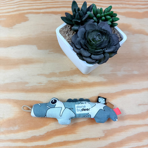 Done by deer: fopspeenknuffel krokodil