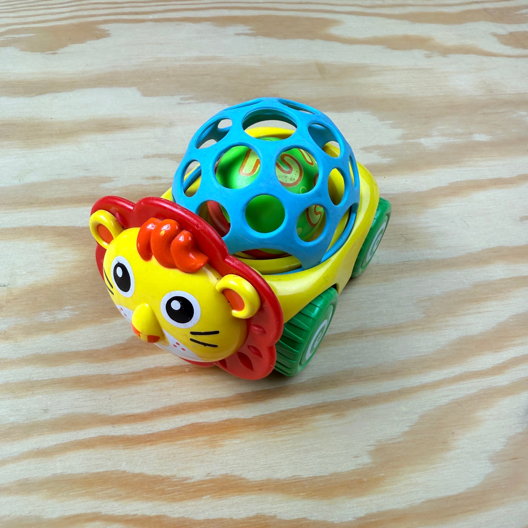 auto-rammelaar leeuwtje