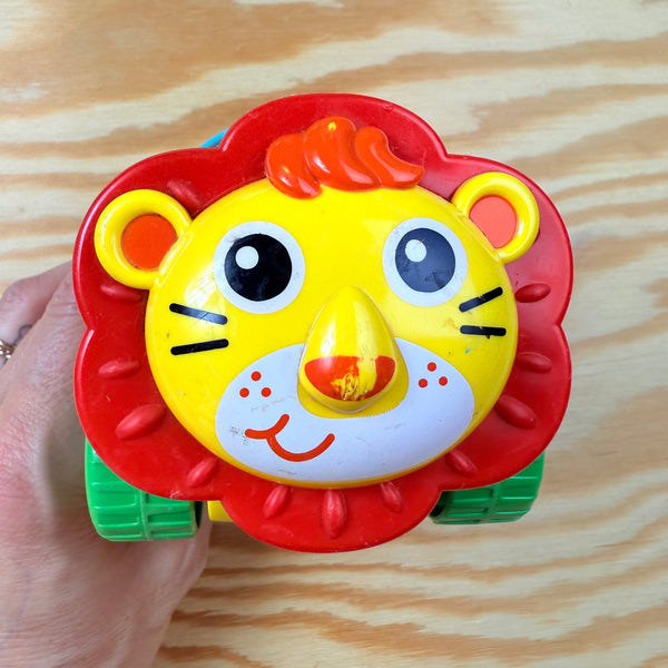 auto-rammelaar leeuwtje