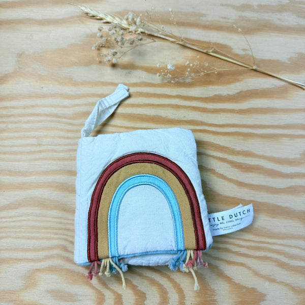 Little Dutch: hangspeelgoedje: boekje regenboog