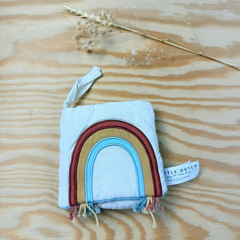 Little Dutch: hangspeelgoedje: boekje regenboog