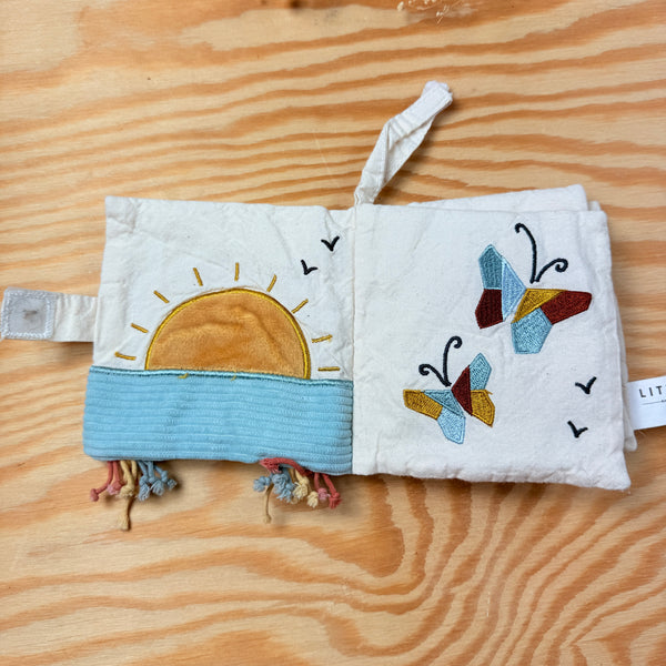 Little Dutch: hangspeelgoedje: boekje regenboog