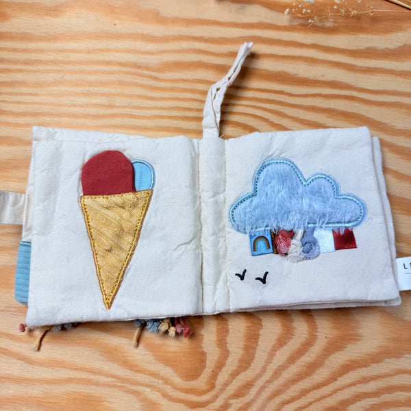 Little Dutch: hangspeelgoedje: boekje regenboog