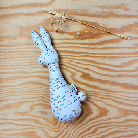 rammelaar konijn met mini auto's Anais