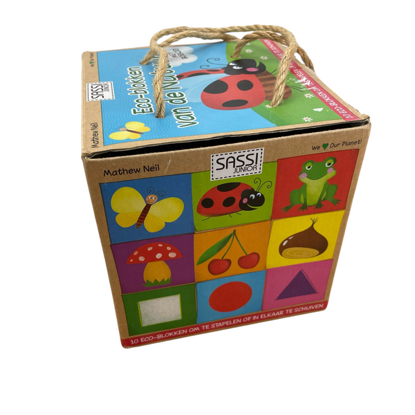 Kartonnen stapeltoren