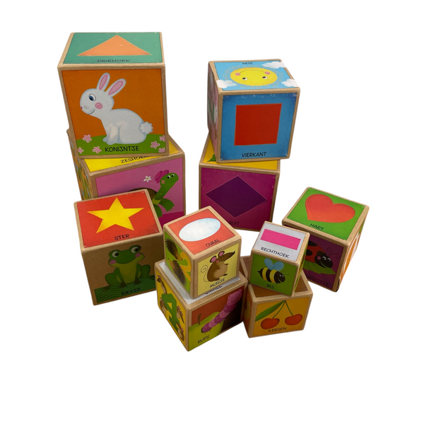 Kartonnen stapeltoren