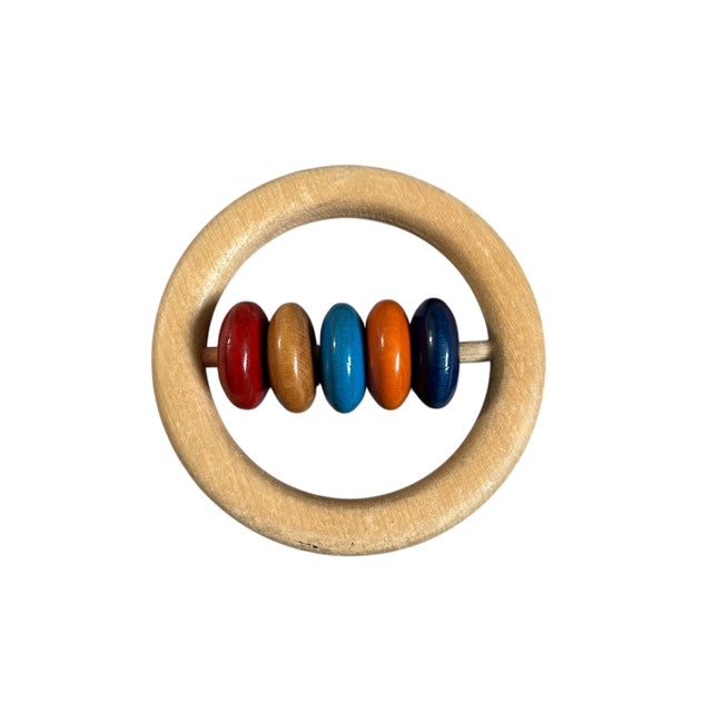 Houten rammelaar met gekleurde kralen